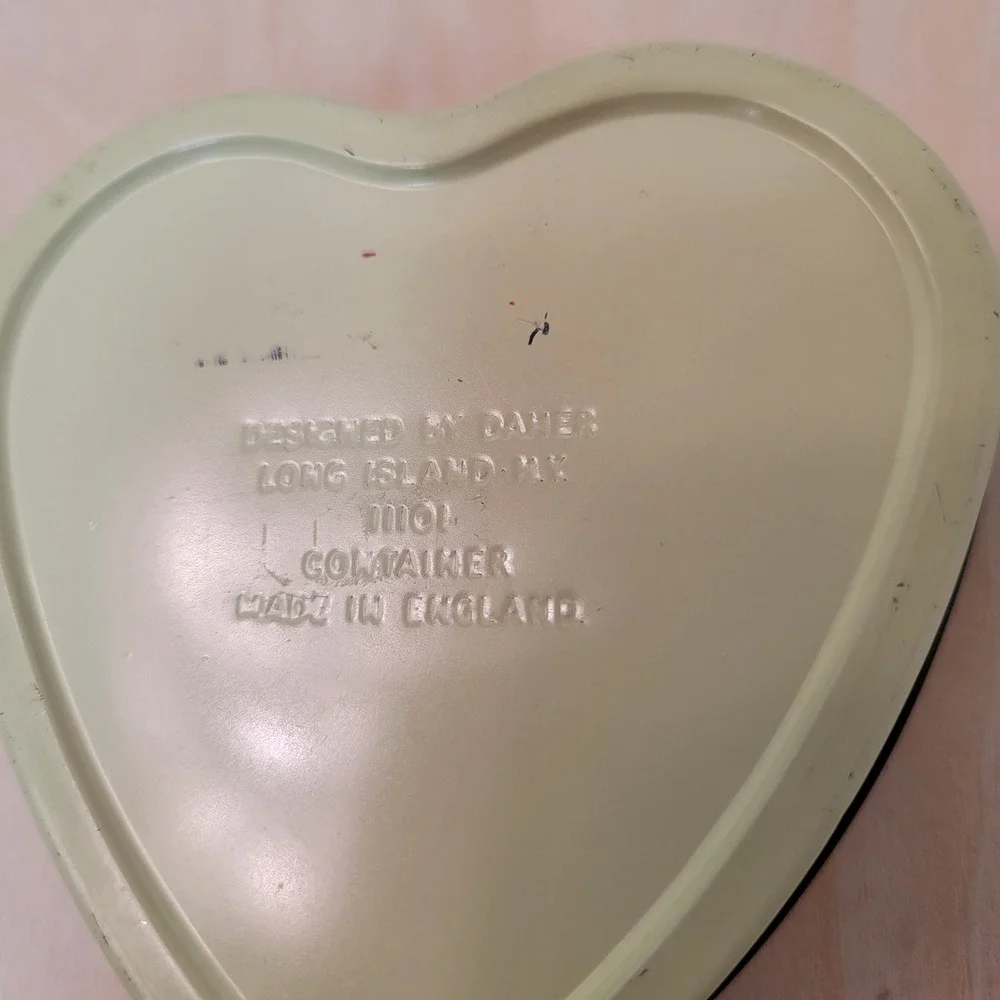 Vintage Heart Shaped Tin Box Roses Designed by Davies Long Island NY England‎